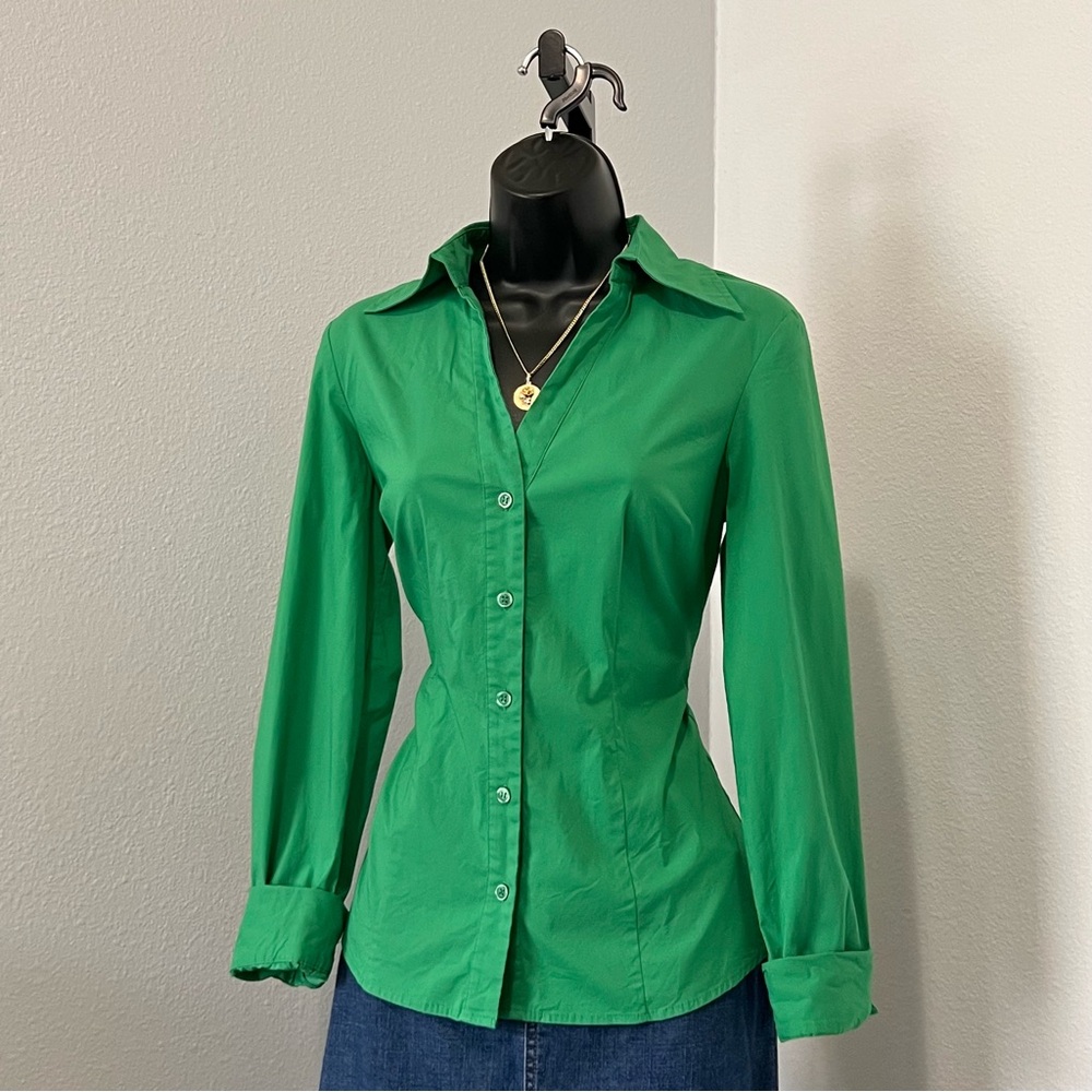 Alluring green button down 💚